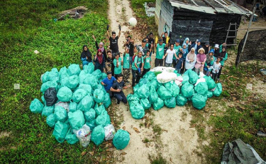 anak muda bersih pantai
