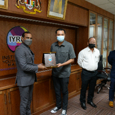 KUNJUNGAN HORMAT DARI KBSS KE IYRES